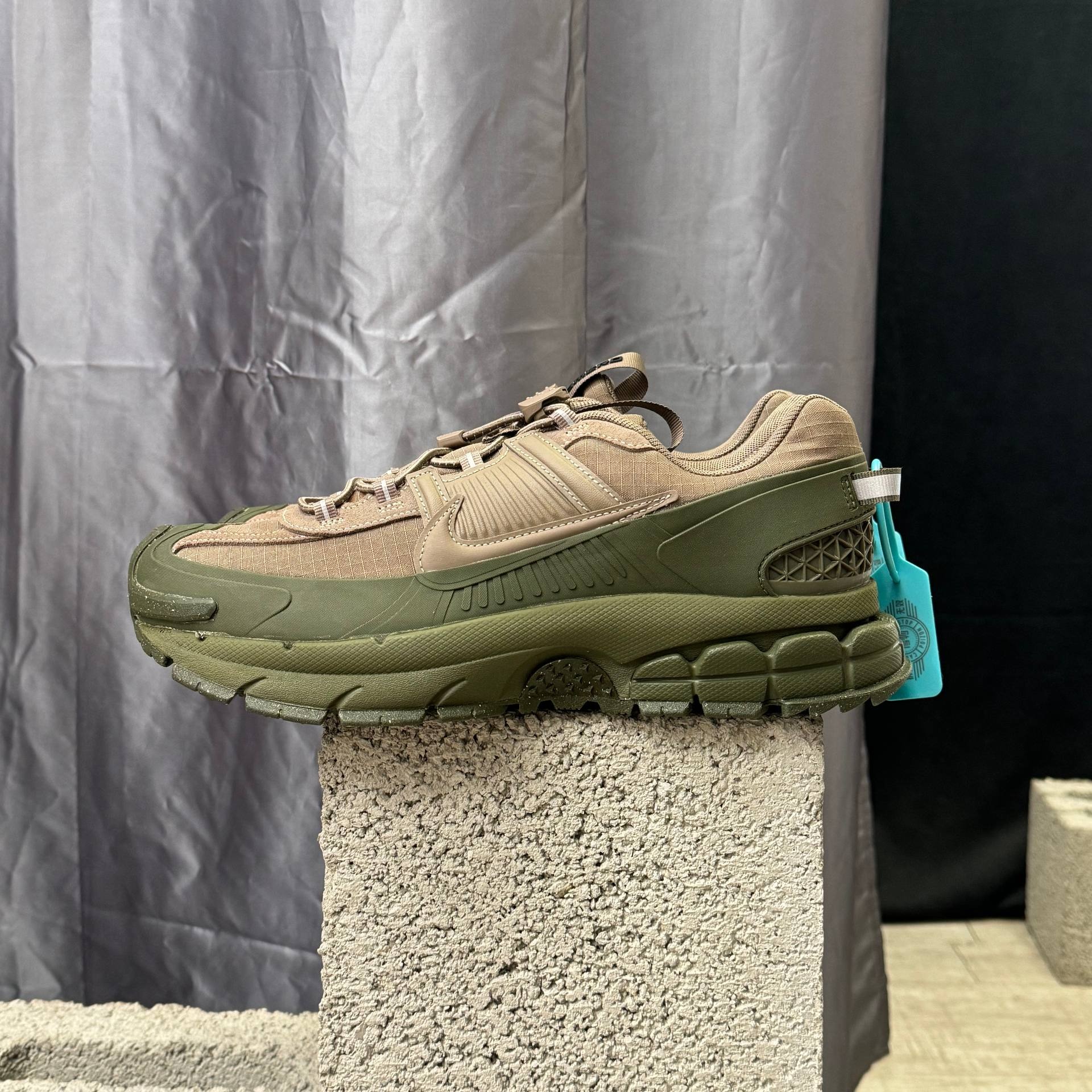 Nike Air Zoom Vomero 5 Roam