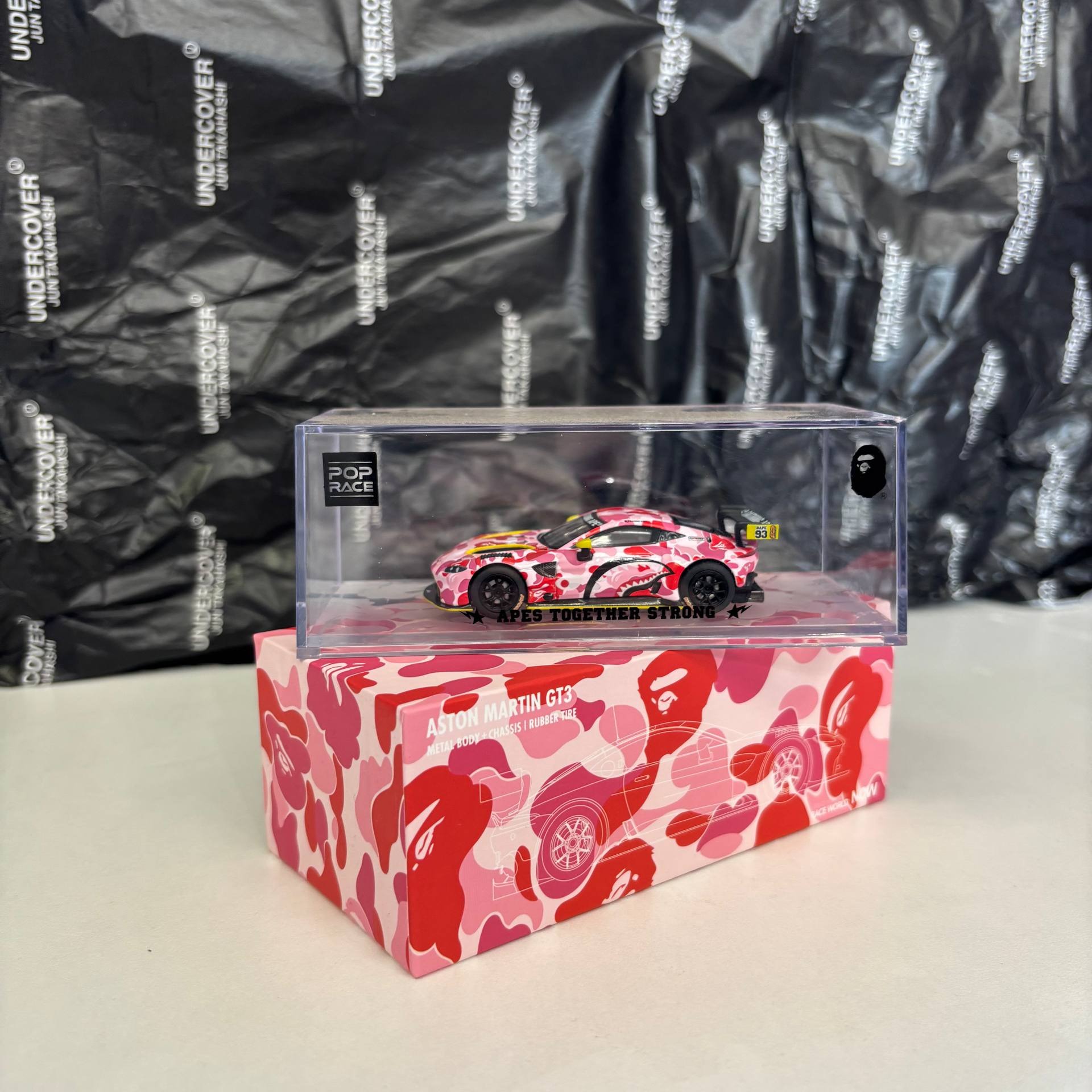 Pop Race 1:64 Bape® × Aston Martin GT3